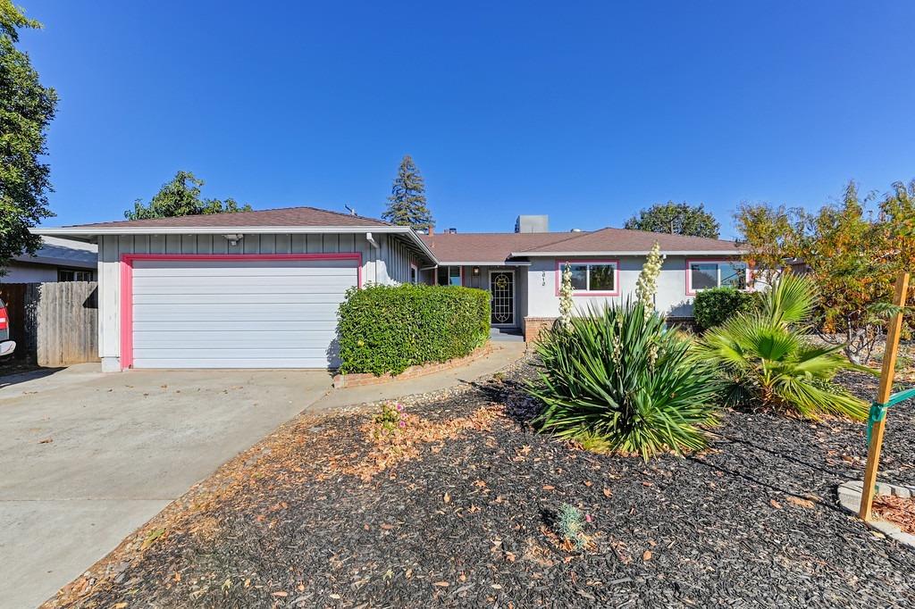 Detail Gallery Image 1 of 24 For 2613 Zinfandel Dr, Rancho Cordova,  CA 95670 - 3 Beds | 2 Baths