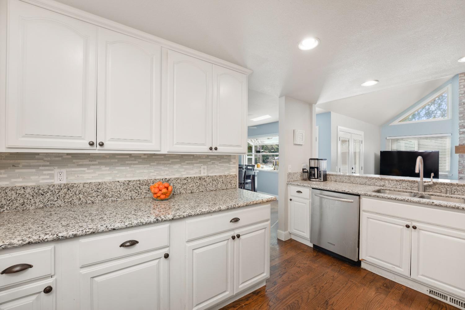 Detail Gallery Image 9 of 44 For 8488 Oakwind Ct, Orangevale,  CA 95662 - 4 Beds | 2/1 Baths