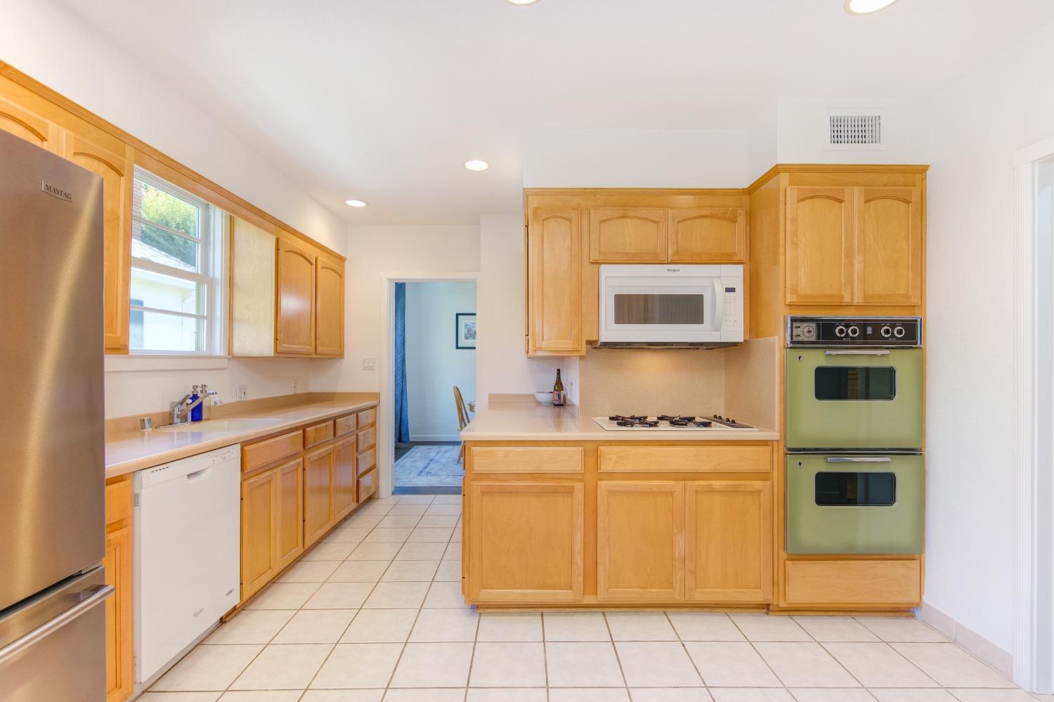 Detail Gallery Image 11 of 53 For 1553 Markham Way, Sacramento,  CA 95818 - 3 Beds | 2 Baths