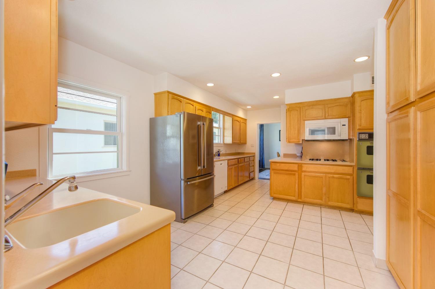 Detail Gallery Image 3 of 53 For 1553 Markham Way, Sacramento,  CA 95818 - 3 Beds | 2 Baths