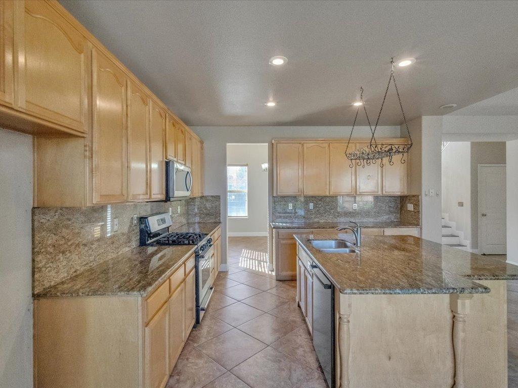 Detail Gallery Image 14 of 41 For 790 Silverado Dr, Manteca,  CA 95337 - 6 Beds | 2/1 Baths