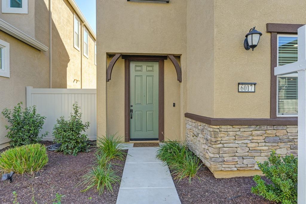 Detail Gallery Image 2 of 35 For 6017 Dragon Hawk Pl, Roseville,  CA 95747 - 3 Beds | 2/1 Baths