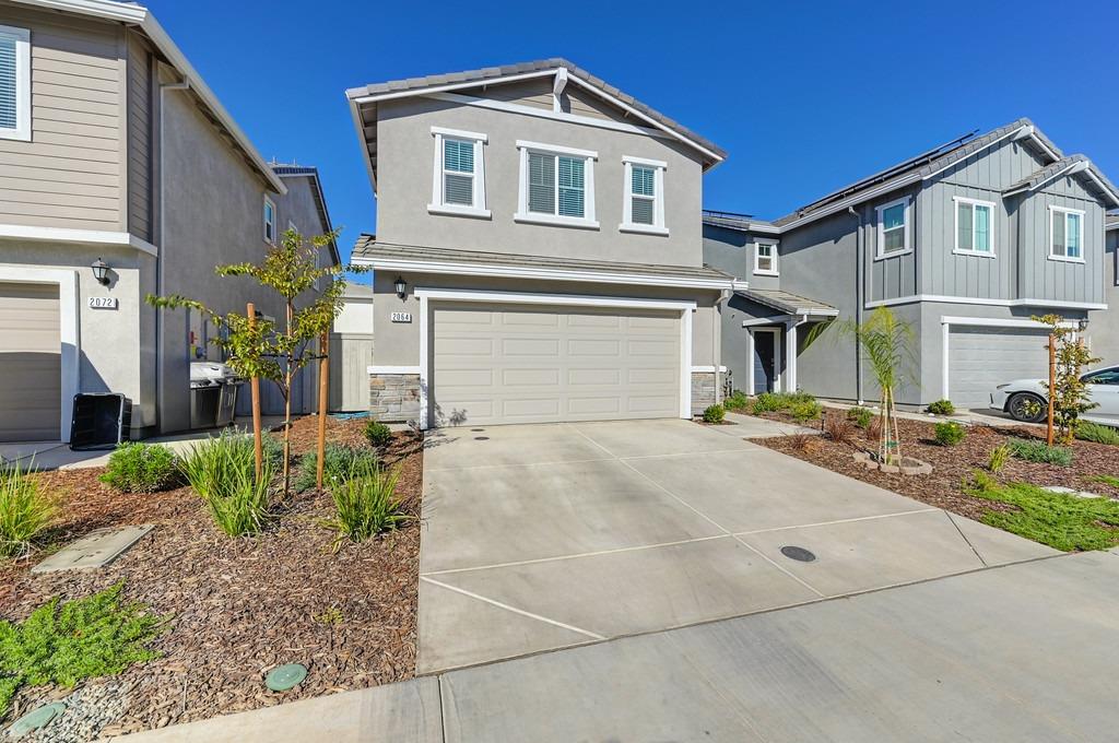 Detail Gallery Image 1 of 34 For 2064 Shady Tree Cir, Roseville,  CA 95747 - 3 Beds | 2/1 Baths