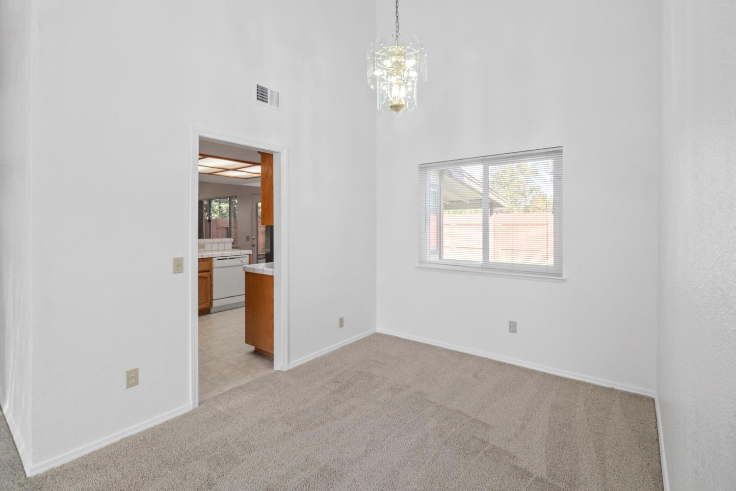 Detail Gallery Image 17 of 48 For 6111 Laguna Vale Way, Elk Grove,  CA 95758 - 3 Beds | 2/1 Baths