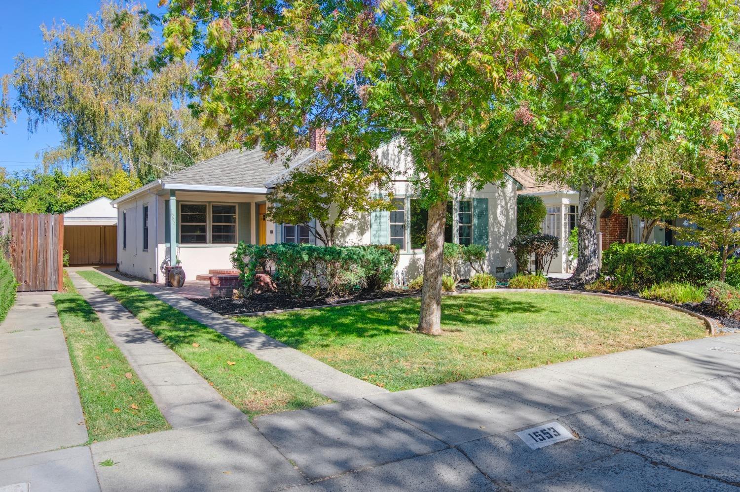 Detail Gallery Image 1 of 53 For 1553 Markham Way, Sacramento,  CA 95818 - 3 Beds | 2 Baths