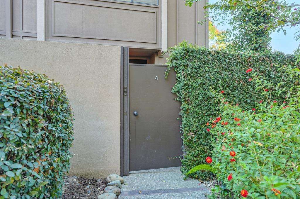 Detail Gallery Image 1 of 26 For 898 Woodside Ln #4,  Sacramento,  CA 95825 - 2 Beds | 2/1 Baths