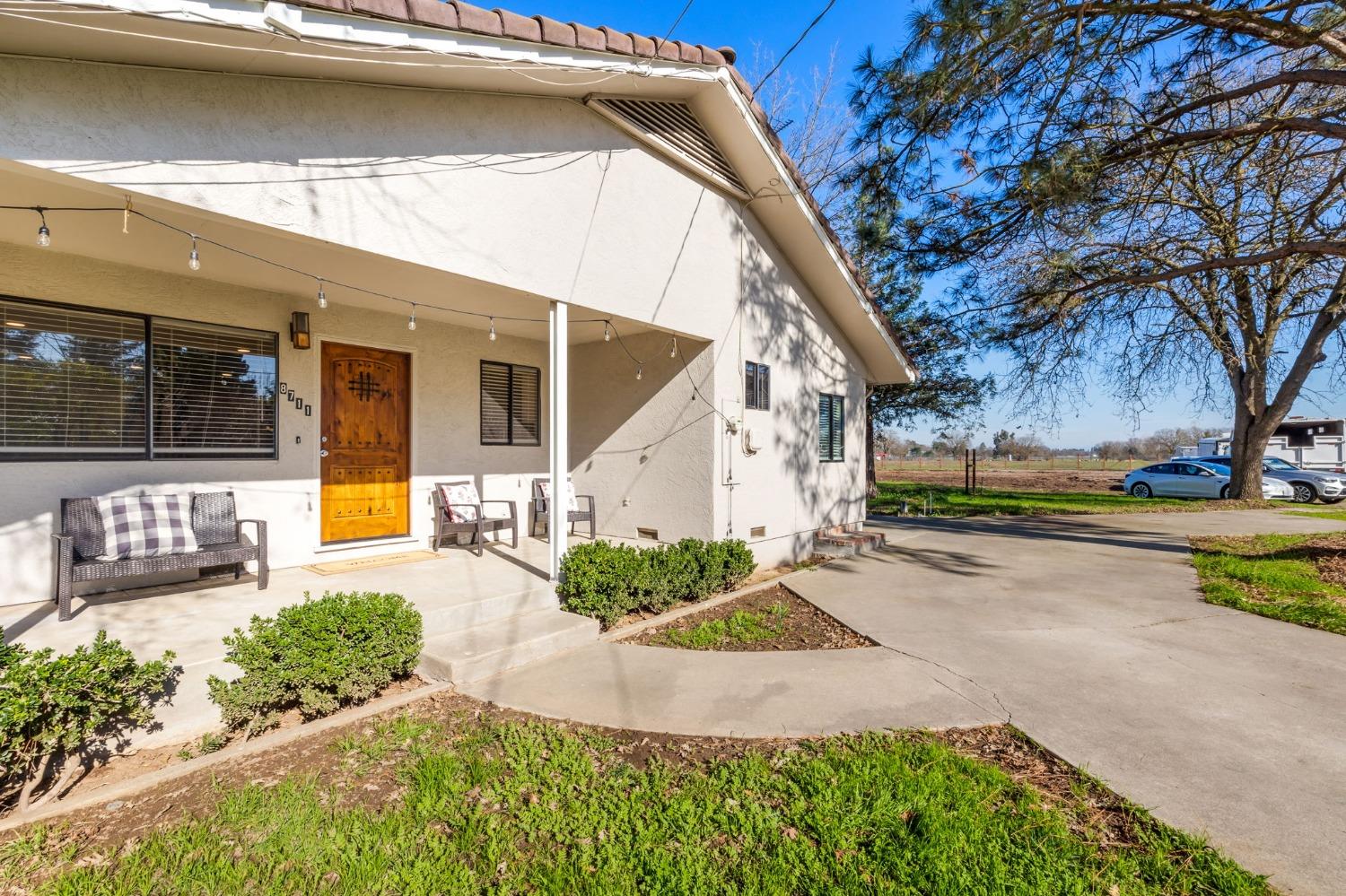 Detail Gallery Image 4 of 93 For 8711 Bradshaw Rd, Elk Grove,  CA 95624 - 4 Beds | 3 Baths