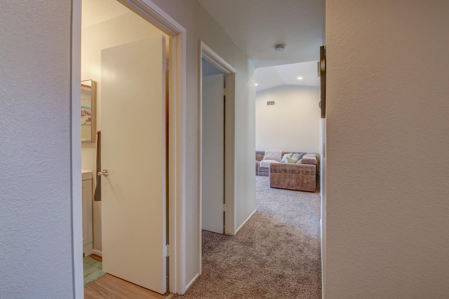 Detail Gallery Image 10 of 36 For 4005 Deer Trail Way, Sacramento,  CA 95823 - 3 Beds | 2 Baths