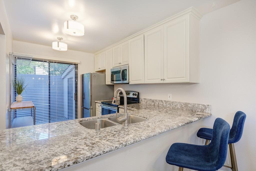 Detail Gallery Image 12 of 26 For 898 Woodside Ln #4,  Sacramento,  CA 95825 - 2 Beds | 2/1 Baths