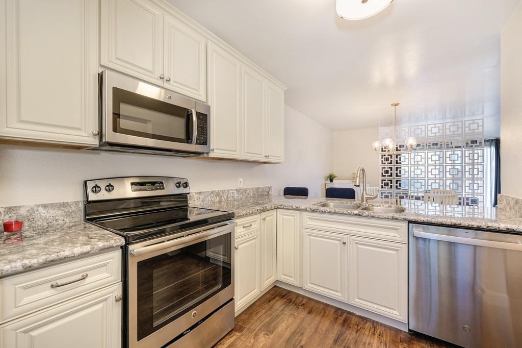 Detail Gallery Image 11 of 26 For 898 Woodside Ln #4,  Sacramento,  CA 95825 - 2 Beds | 2/1 Baths