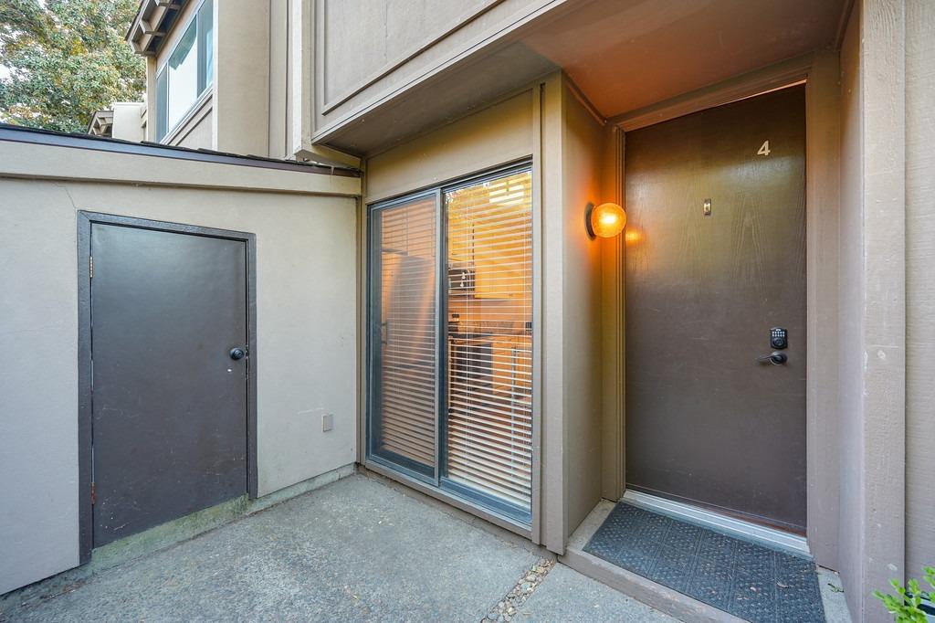 Detail Gallery Image 2 of 26 For 898 Woodside Ln #4,  Sacramento,  CA 95825 - 2 Beds | 2/1 Baths