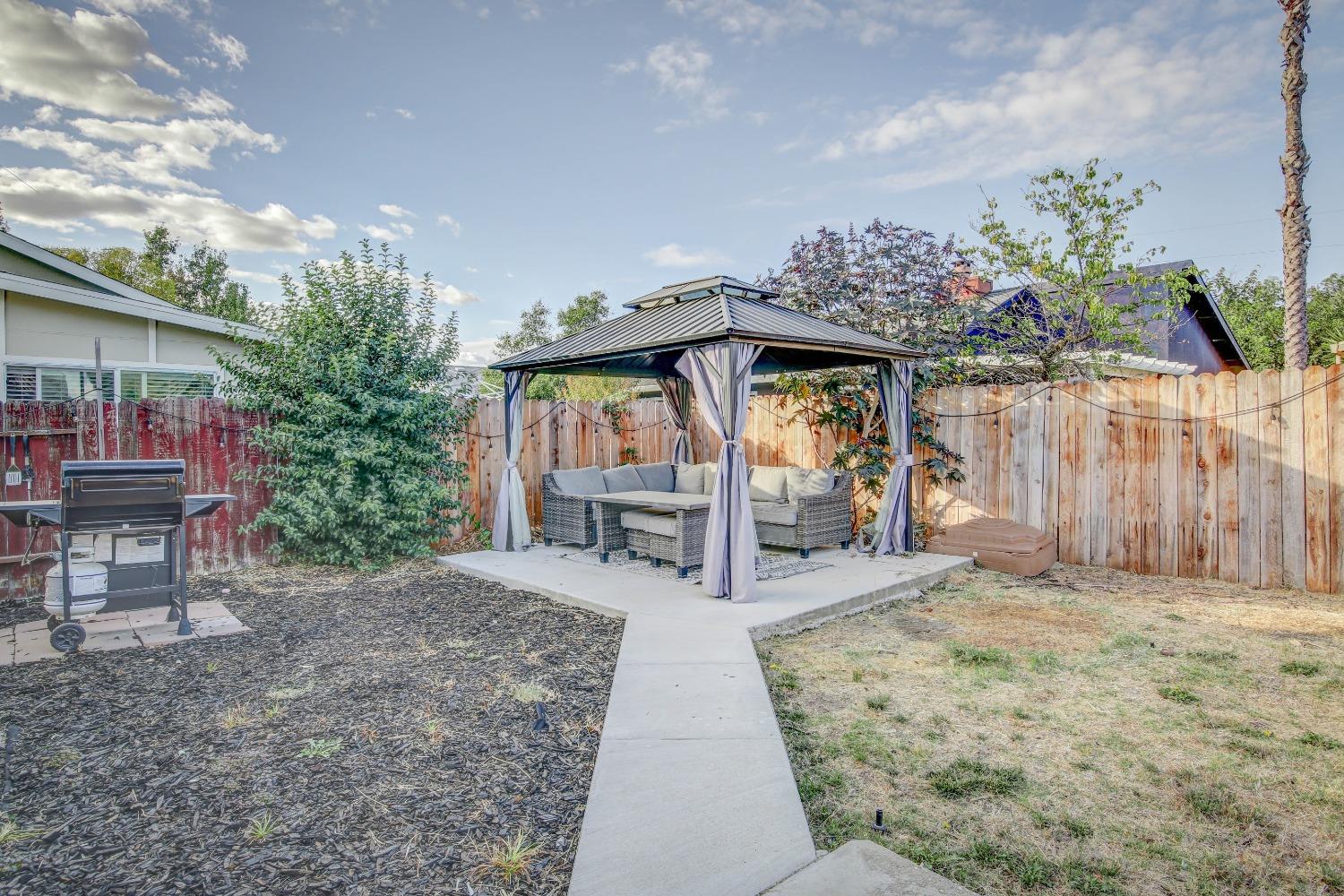 Detail Gallery Image 6 of 36 For 4005 Deer Trail Way, Sacramento,  CA 95823 - 3 Beds | 2 Baths