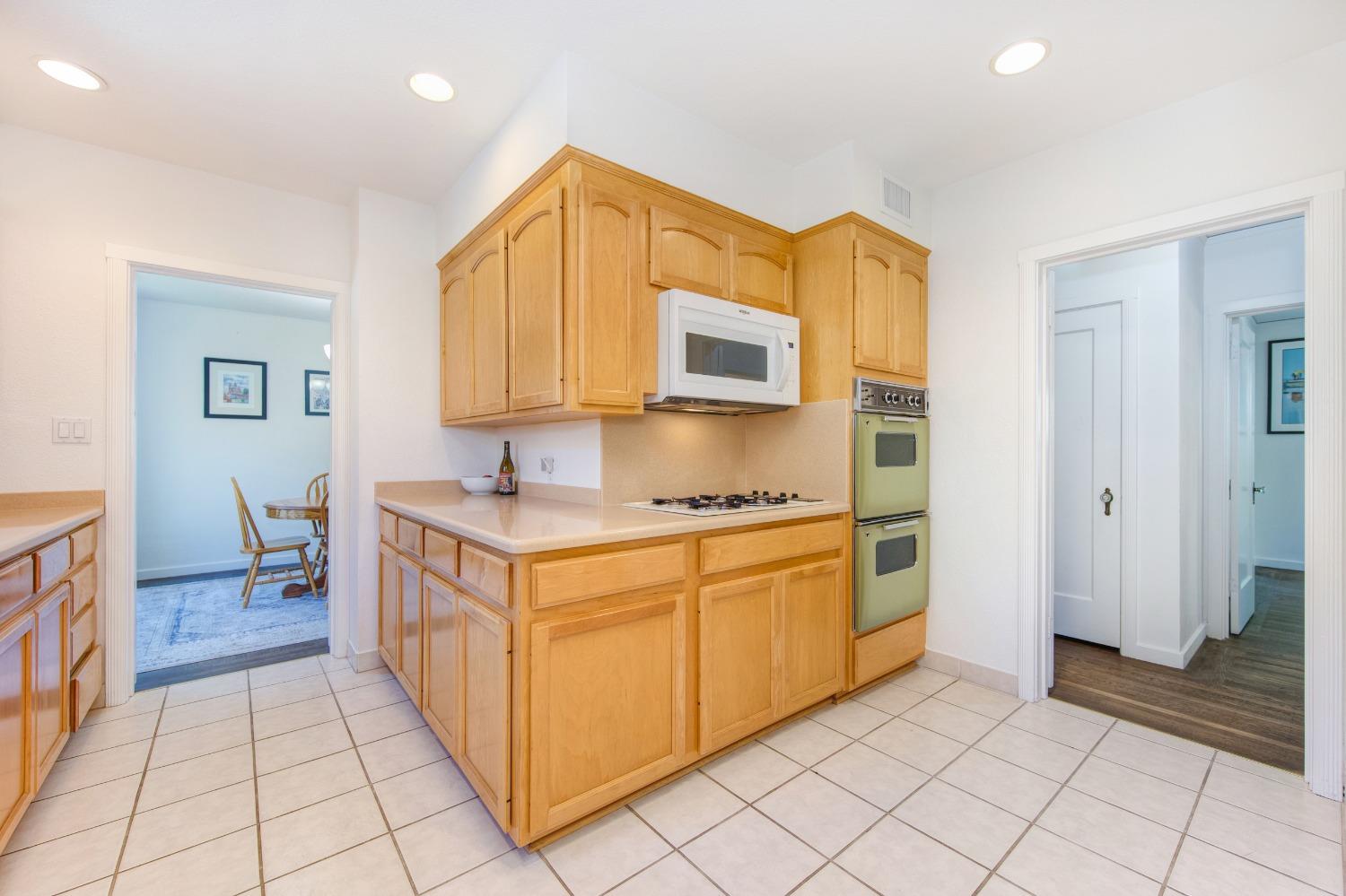 Detail Gallery Image 14 of 53 For 1553 Markham Way, Sacramento,  CA 95818 - 3 Beds | 2 Baths