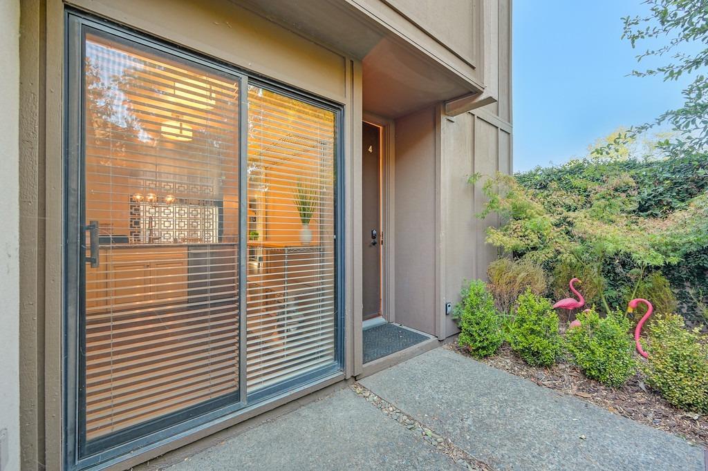 Detail Gallery Image 3 of 26 For 898 Woodside Ln #4,  Sacramento,  CA 95825 - 2 Beds | 2/1 Baths