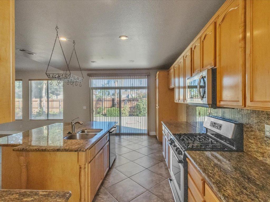 Detail Gallery Image 13 of 41 For 790 Silverado Dr, Manteca,  CA 95337 - 6 Beds | 2/1 Baths