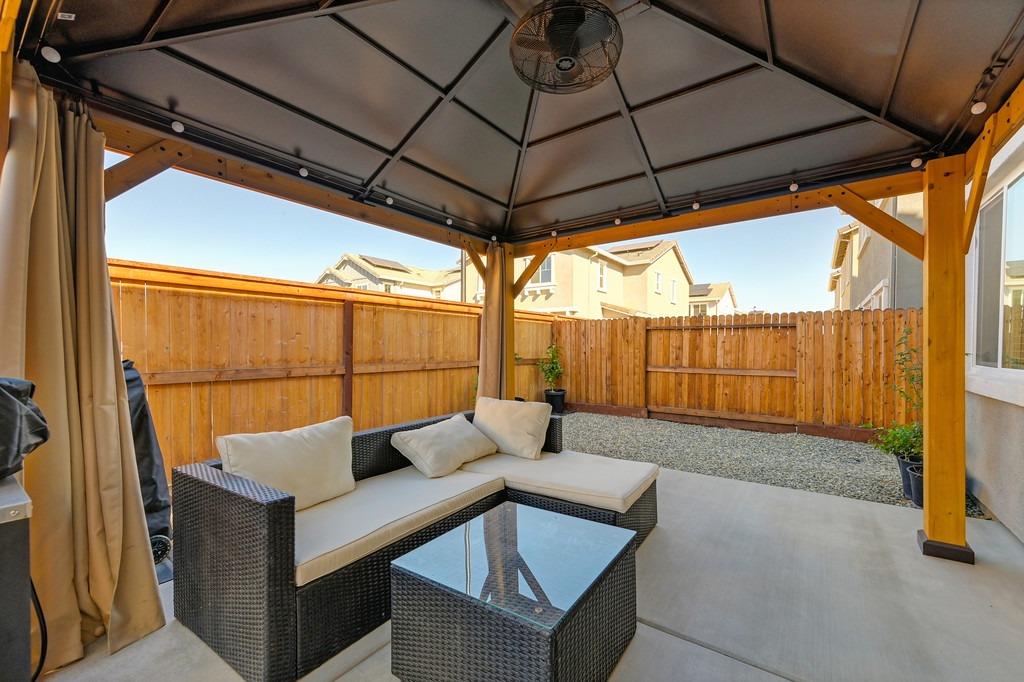 Detail Gallery Image 9 of 34 For 2064 Shady Tree Cir, Roseville,  CA 95747 - 3 Beds | 2/1 Baths