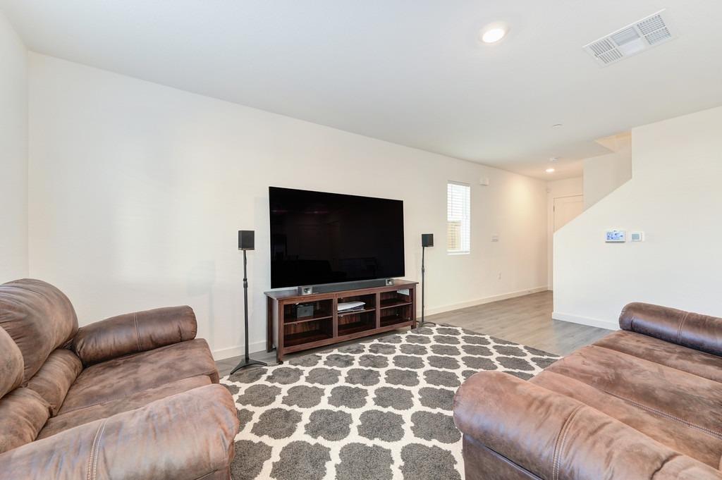 Detail Gallery Image 16 of 34 For 2064 Shady Tree Cir, Roseville,  CA 95747 - 3 Beds | 2/1 Baths