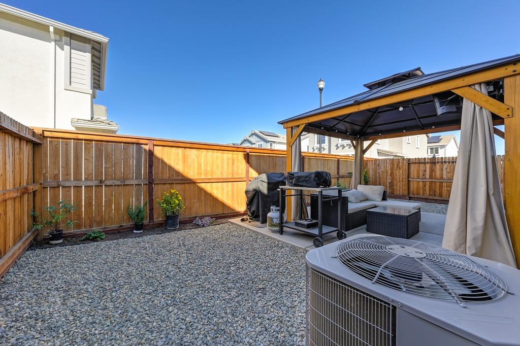 Detail Gallery Image 34 of 34 For 2064 Shady Tree Cir, Roseville,  CA 95747 - 3 Beds | 2/1 Baths