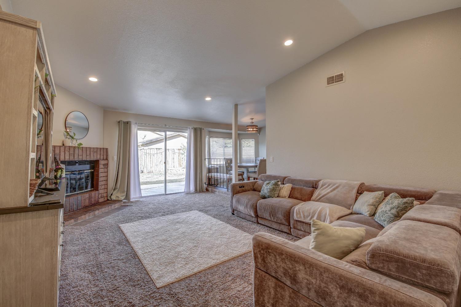 Detail Gallery Image 22 of 36 For 4005 Deer Trail Way, Sacramento,  CA 95823 - 3 Beds | 2 Baths