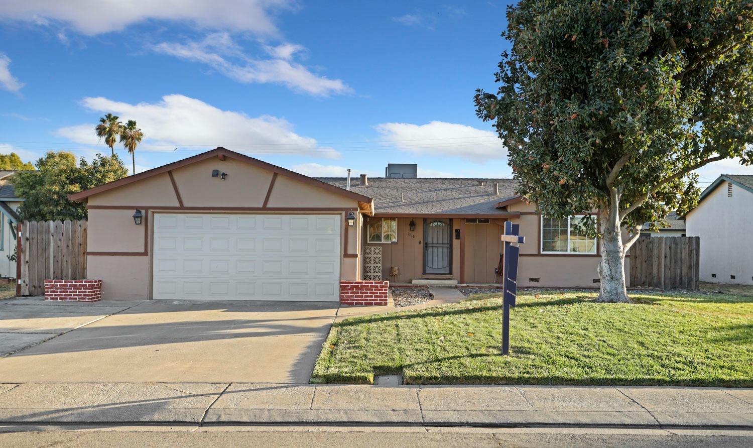 Detail Gallery Image 1 of 35 For 1118 Vernal St, Manteca,  CA 95337 - 3 Beds | 2 Baths