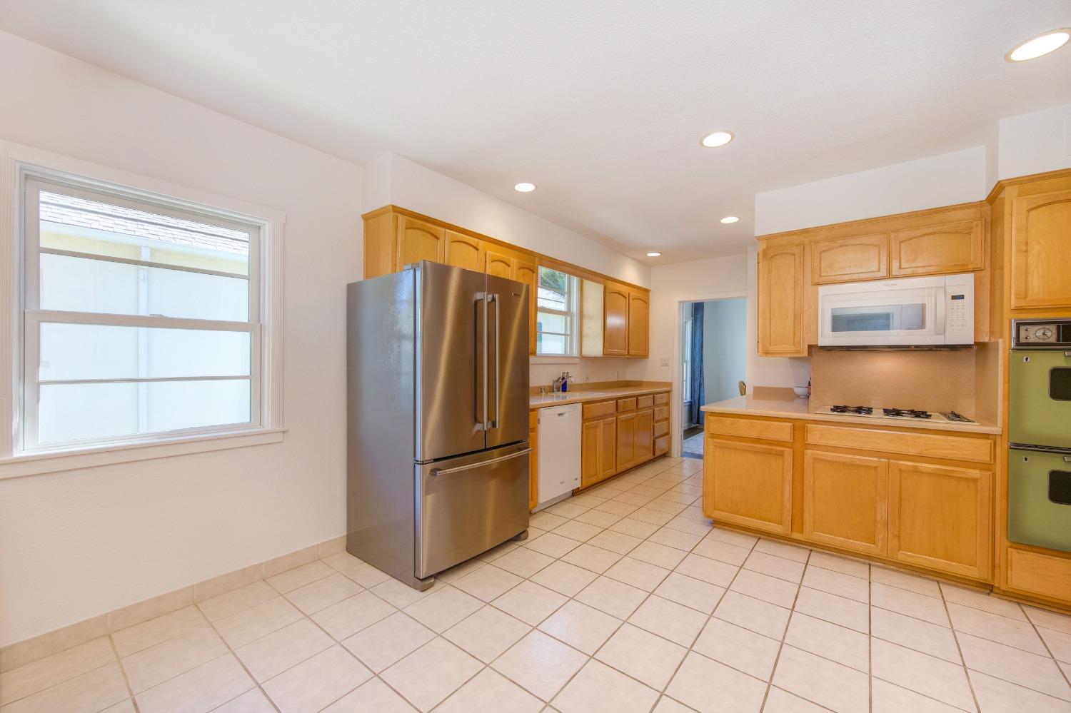 Detail Gallery Image 13 of 53 For 1553 Markham Way, Sacramento,  CA 95818 - 3 Beds | 2 Baths