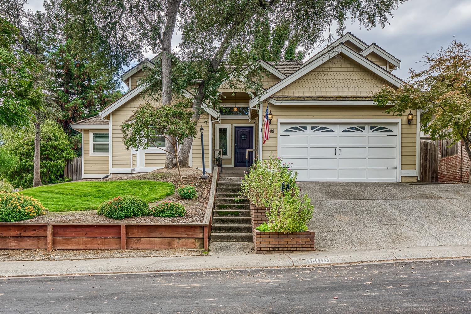 Detail Gallery Image 1 of 44 For 8488 Oakwind Ct, Orangevale,  CA 95662 - 4 Beds | 2/1 Baths