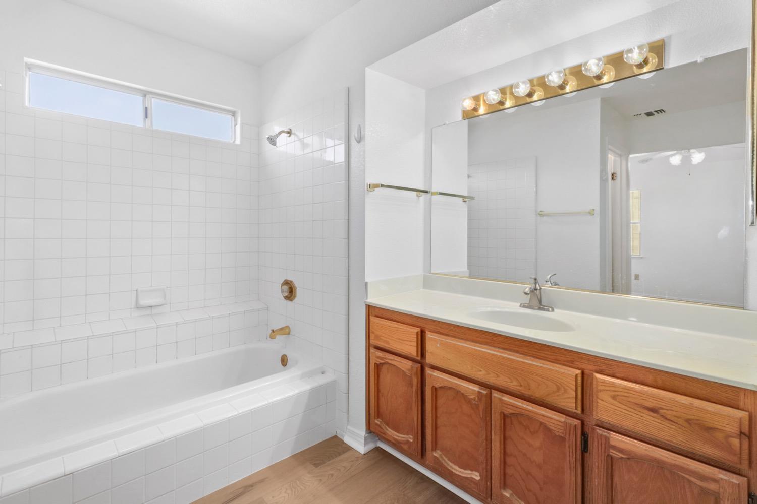 Detail Gallery Image 11 of 48 For 6111 Laguna Vale Way, Elk Grove,  CA 95758 - 3 Beds | 2/1 Baths