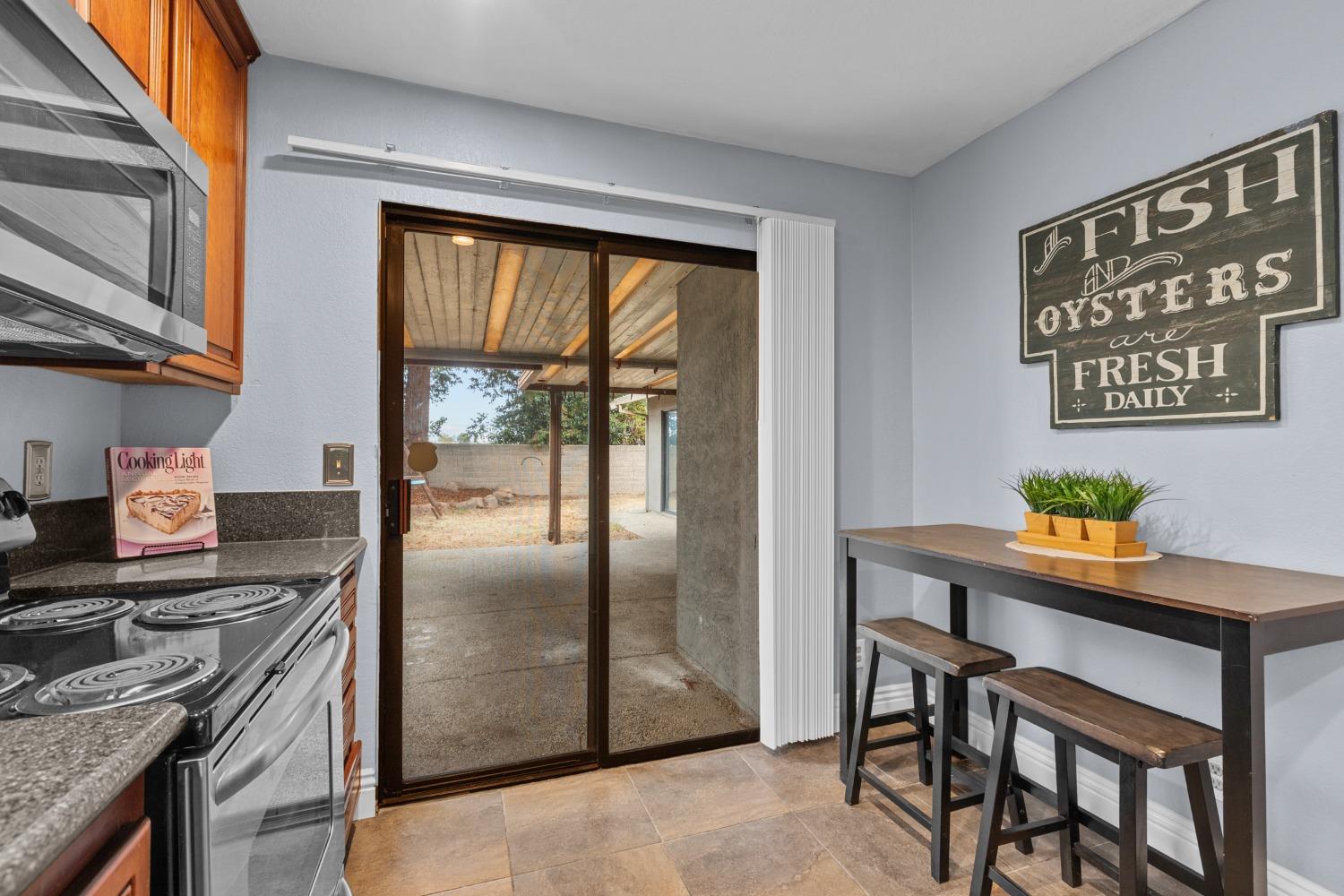 Detail Gallery Image 11 of 34 For 915 Elmridge Way, Sacramento,  CA 95834 - 3 Beds | 2 Baths