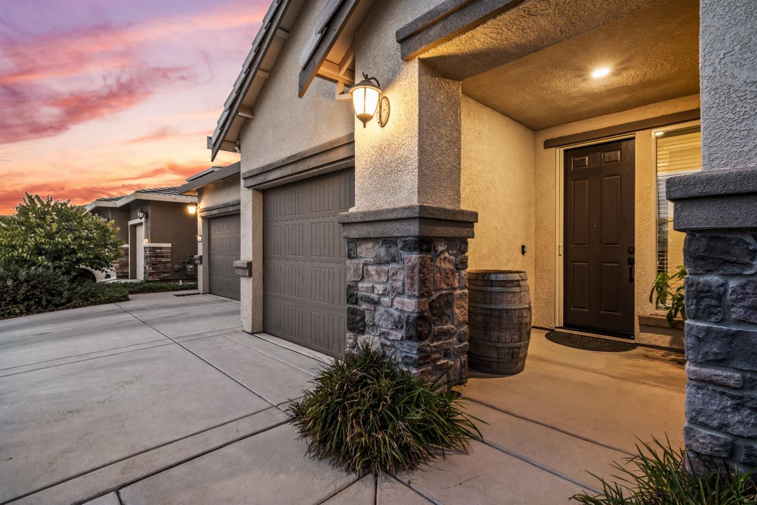 Detail Gallery Image 2 of 60 For 9369 Emory Ct, Sacramento,  CA 95829 - 5 Beds | 3/1 Baths