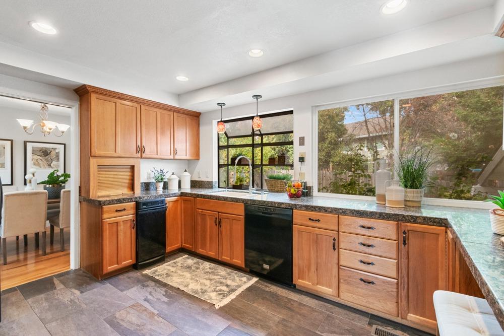 Detail Gallery Image 17 of 75 For 6441 Breezewood Ct, Orangevale,  CA 95662 - 5 Beds | 2/1 Baths