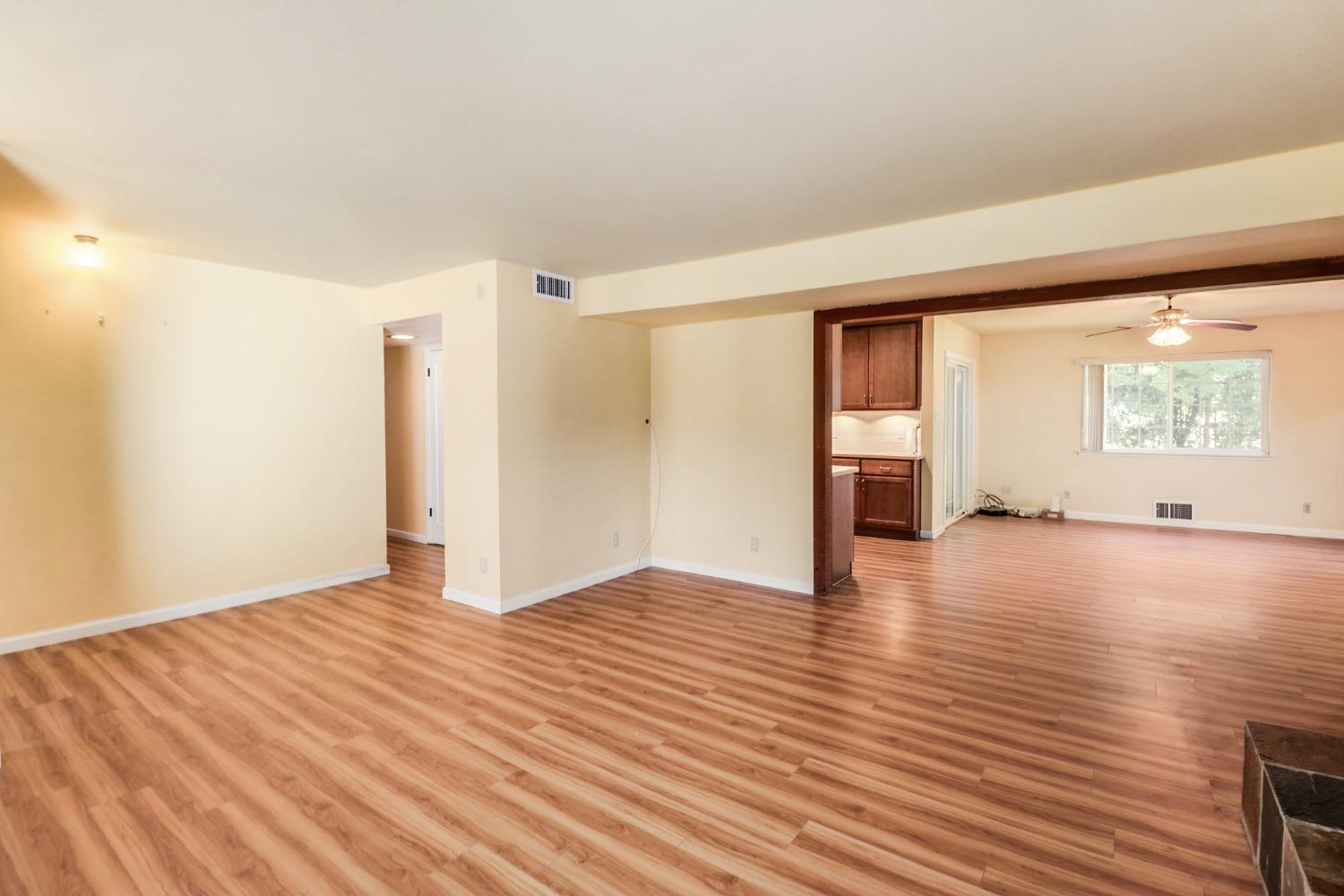 Detail Gallery Image 8 of 36 For 7051 Wilshire Cir, Sacramento,  CA 95822 - 3 Beds | 2 Baths