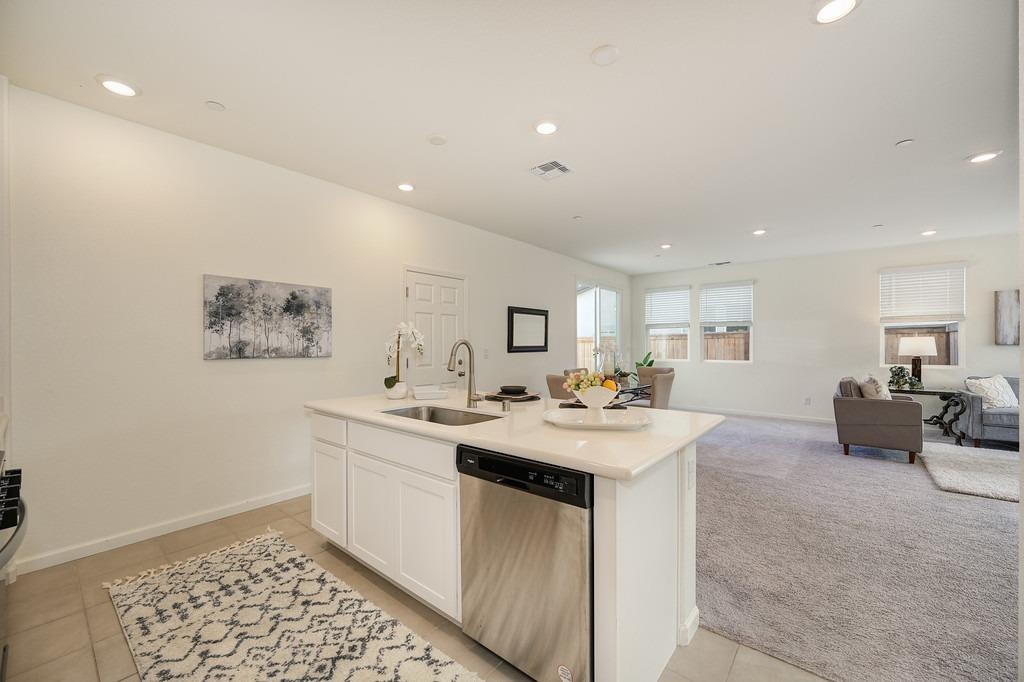 Detail Gallery Image 13 of 43 For 10451 Angsley Dr, Elk Grove,  CA 95757 - 3 Beds | 2/1 Baths