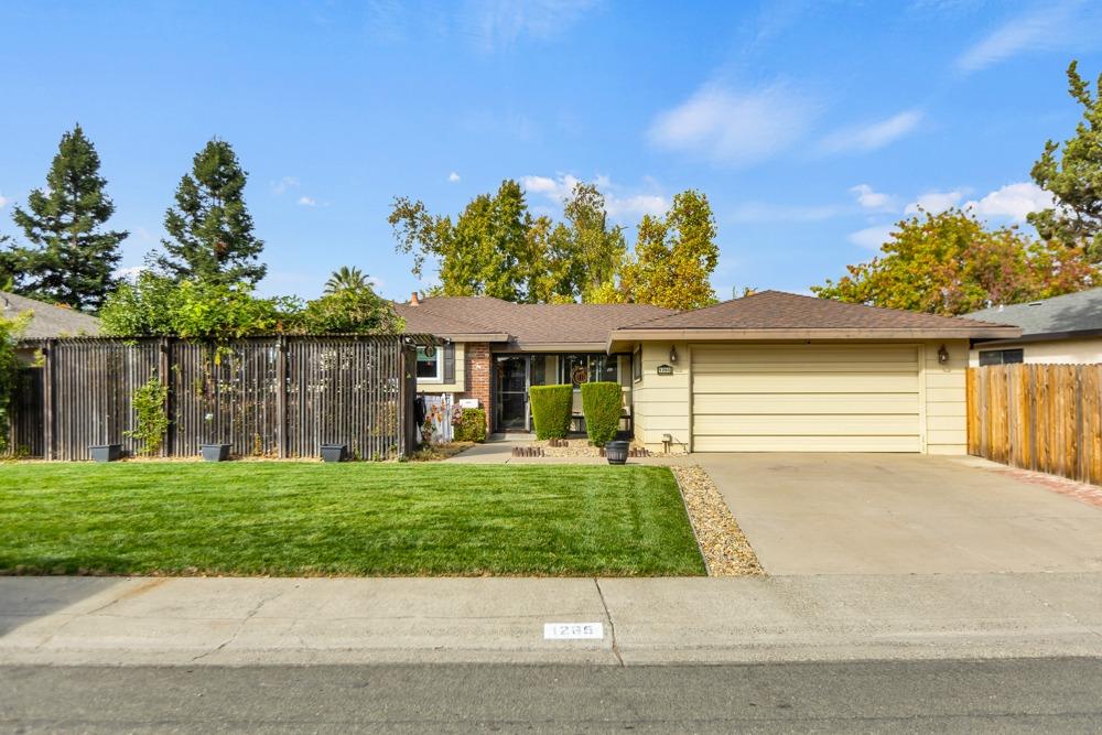 Detail Gallery Image 1 of 72 For 1265 Silver Oak Way, Sacramento,  CA 95831 - 3 Beds | 2 Baths