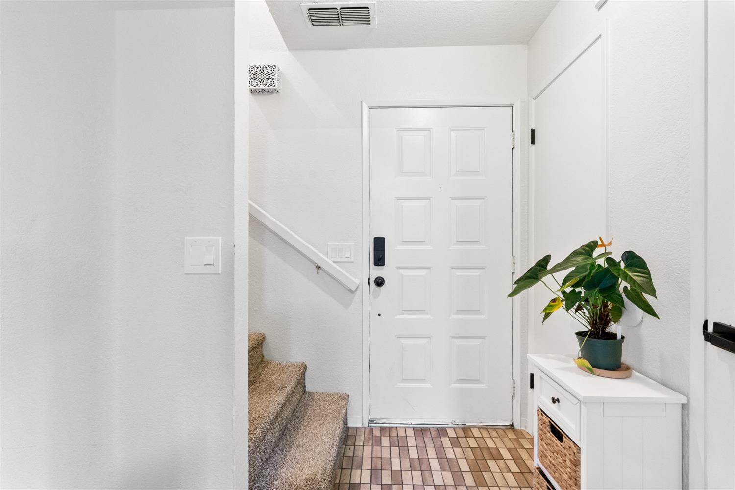 Detail Gallery Image 6 of 39 For 5170 Riverside Blvd, Sacramento,  CA 95822 - 2 Beds | 1/1 Baths