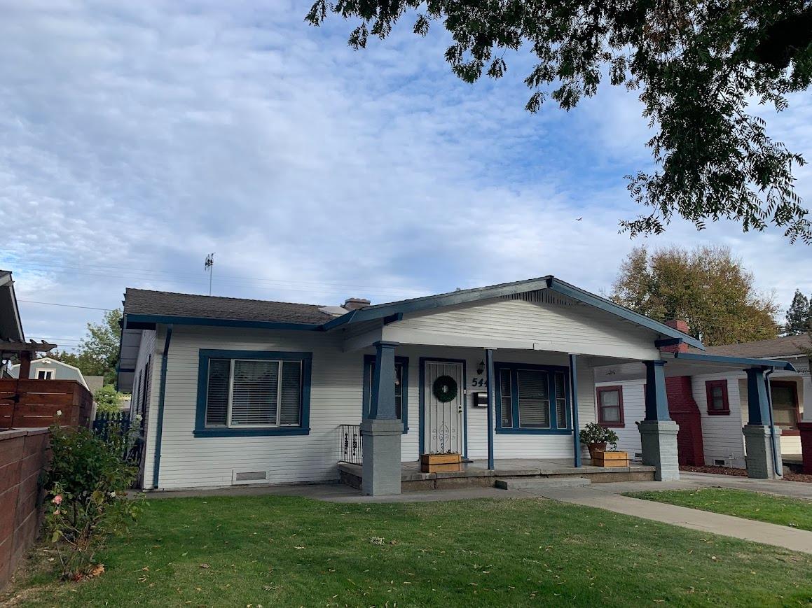 Detail Gallery Image 2 of 26 For 544 Castle St, Modesto,  CA 95350 - 3 Beds | 2 Baths