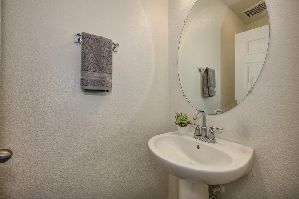 Detail Gallery Image 18 of 43 For 10451 Angsley Dr, Elk Grove,  CA 95757 - 3 Beds | 2/1 Baths