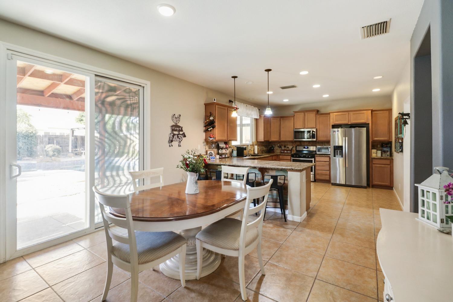 Detail Gallery Image 11 of 35 For 1669 Portello Way, Lincoln,  CA 95648 - 4 Beds | 2/1 Baths