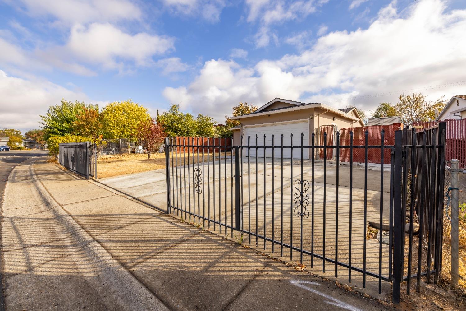 Detail Gallery Image 3 of 47 For 3247 Laurelhurst Dr, Rancho Cordova,  CA 95670 - 3 Beds | 1 Baths