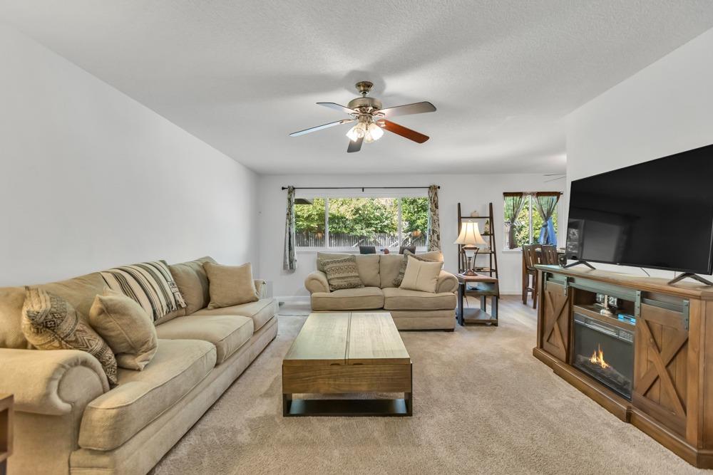 Detail Gallery Image 15 of 72 For 1265 Silver Oak Way, Sacramento,  CA 95831 - 3 Beds | 2 Baths