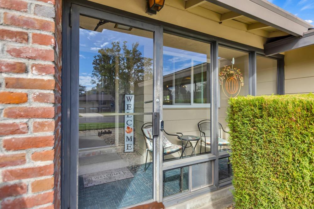 Detail Gallery Image 8 of 72 For 1265 Silver Oak Way, Sacramento,  CA 95831 - 3 Beds | 2 Baths