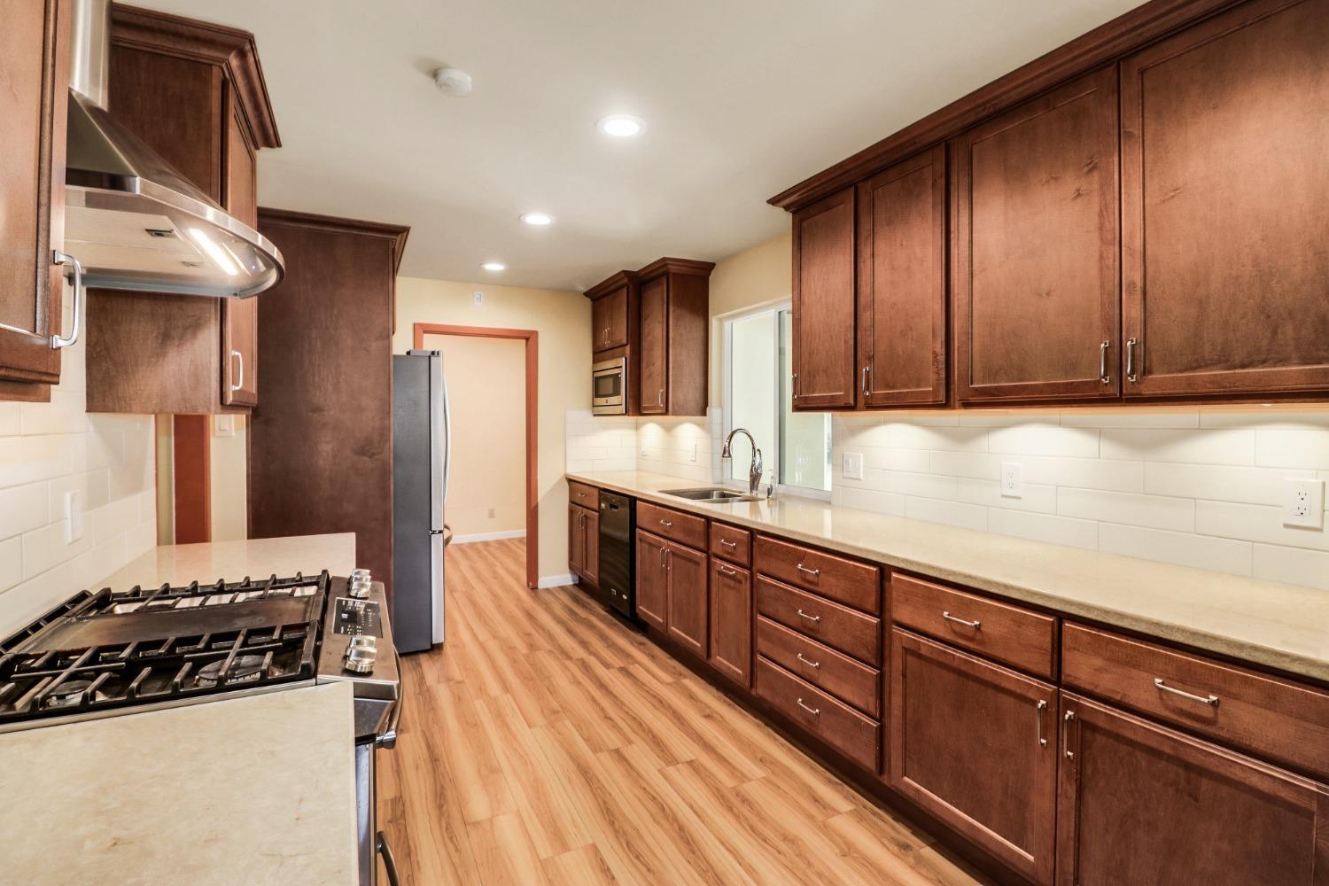 Detail Gallery Image 11 of 36 For 7051 Wilshire Cir, Sacramento,  CA 95822 - 3 Beds | 2 Baths