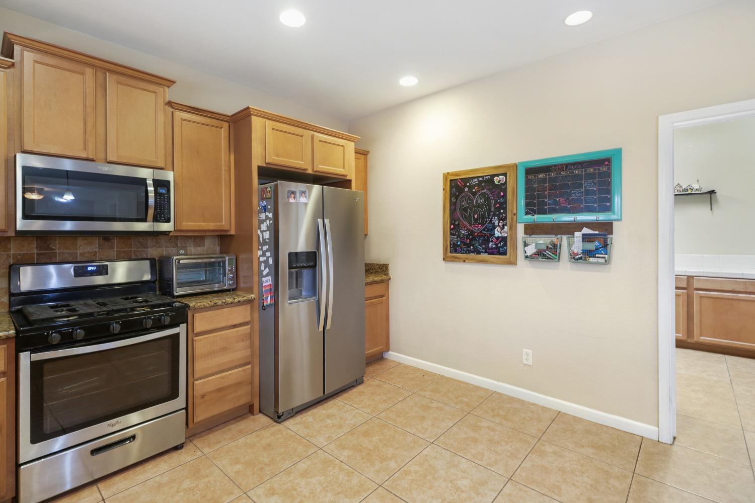 Detail Gallery Image 14 of 35 For 1669 Portello Way, Lincoln,  CA 95648 - 4 Beds | 2/1 Baths