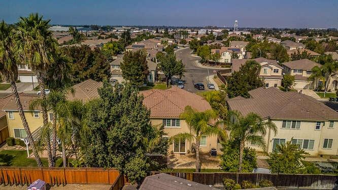 Detail Gallery Image 35 of 70 For 100 Wisteria Ln, Tracy,  CA 95377 - 5 Beds | 3 Baths