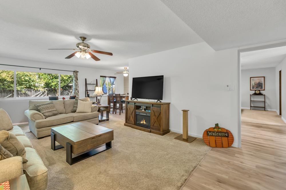 Detail Gallery Image 16 of 72 For 1265 Silver Oak Way, Sacramento,  CA 95831 - 3 Beds | 2 Baths