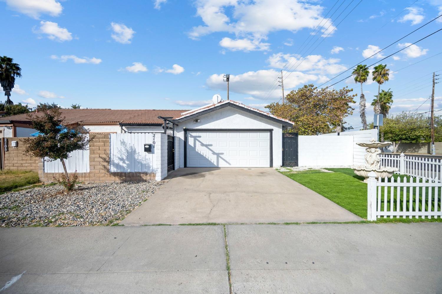 Detail Gallery Image 2 of 22 For 2101 Sharon Way, Modesto,  CA 95350 - 2 Beds | 2 Baths