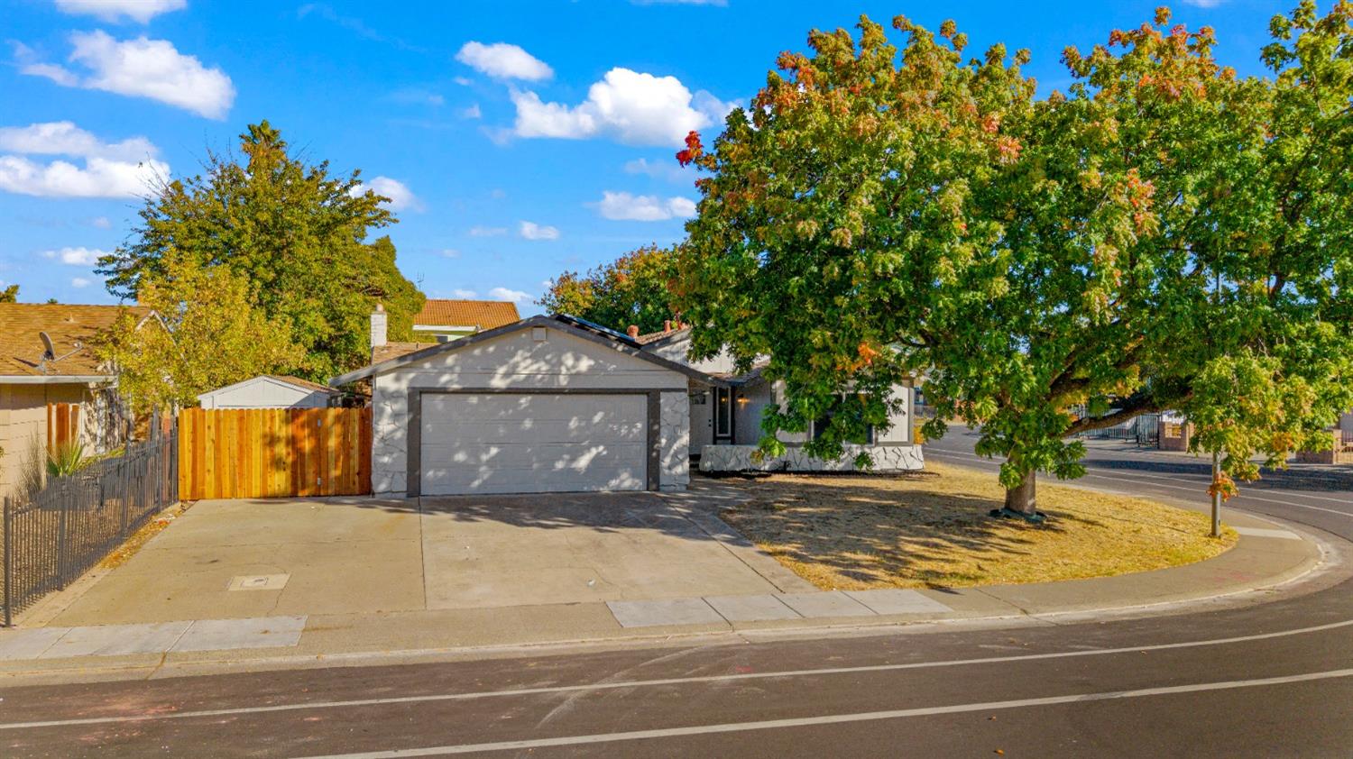 Detail Gallery Image 3 of 56 For 7469 Palmer House Dr, Sacramento,  CA 95828 - 4 Beds | 2 Baths