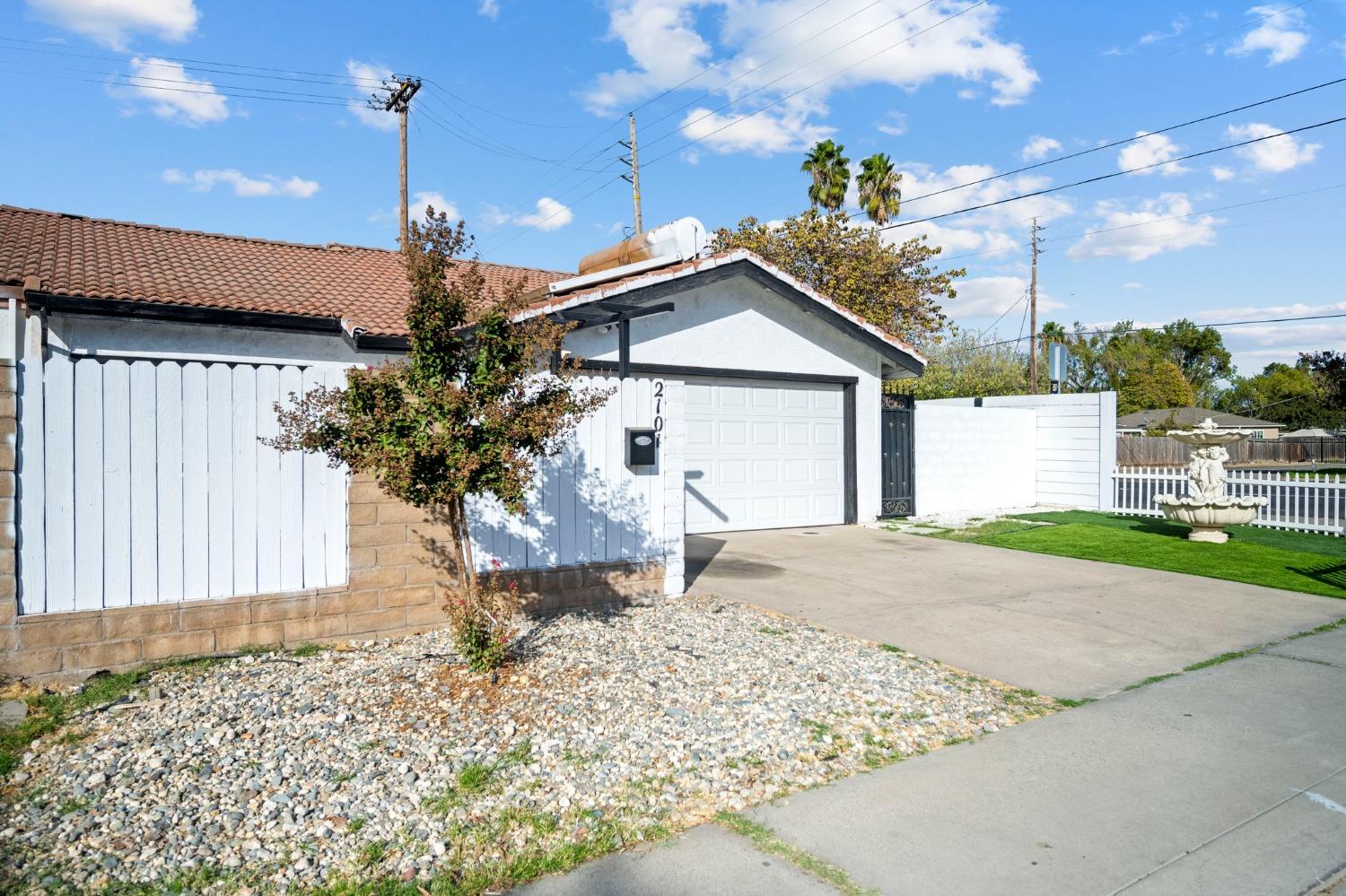 Detail Gallery Image 3 of 22 For 2101 Sharon Way, Modesto,  CA 95350 - 2 Beds | 2 Baths