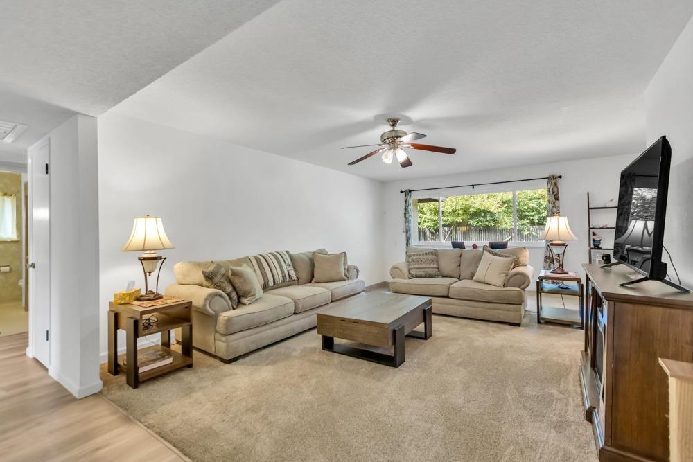 Detail Gallery Image 14 of 72 For 1265 Silver Oak Way, Sacramento,  CA 95831 - 3 Beds | 2 Baths