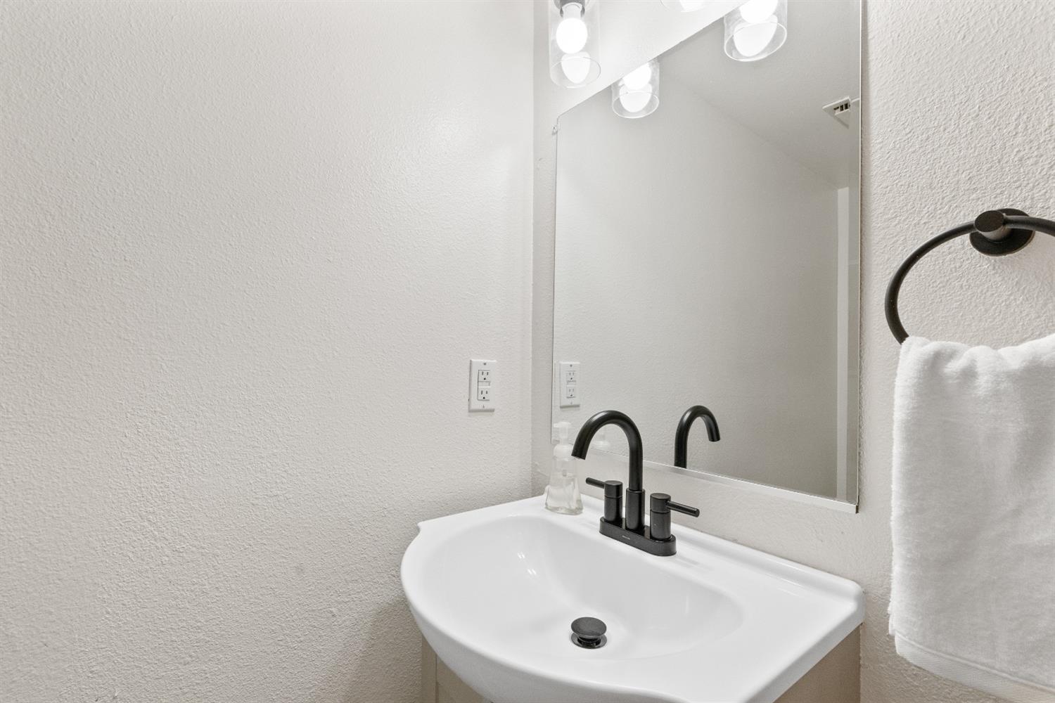 Detail Gallery Image 8 of 39 For 5170 Riverside Blvd, Sacramento,  CA 95822 - 2 Beds | 1/1 Baths