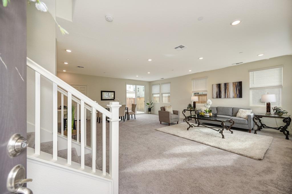 Detail Gallery Image 4 of 43 For 10451 Angsley Dr, Elk Grove,  CA 95757 - 3 Beds | 2/1 Baths